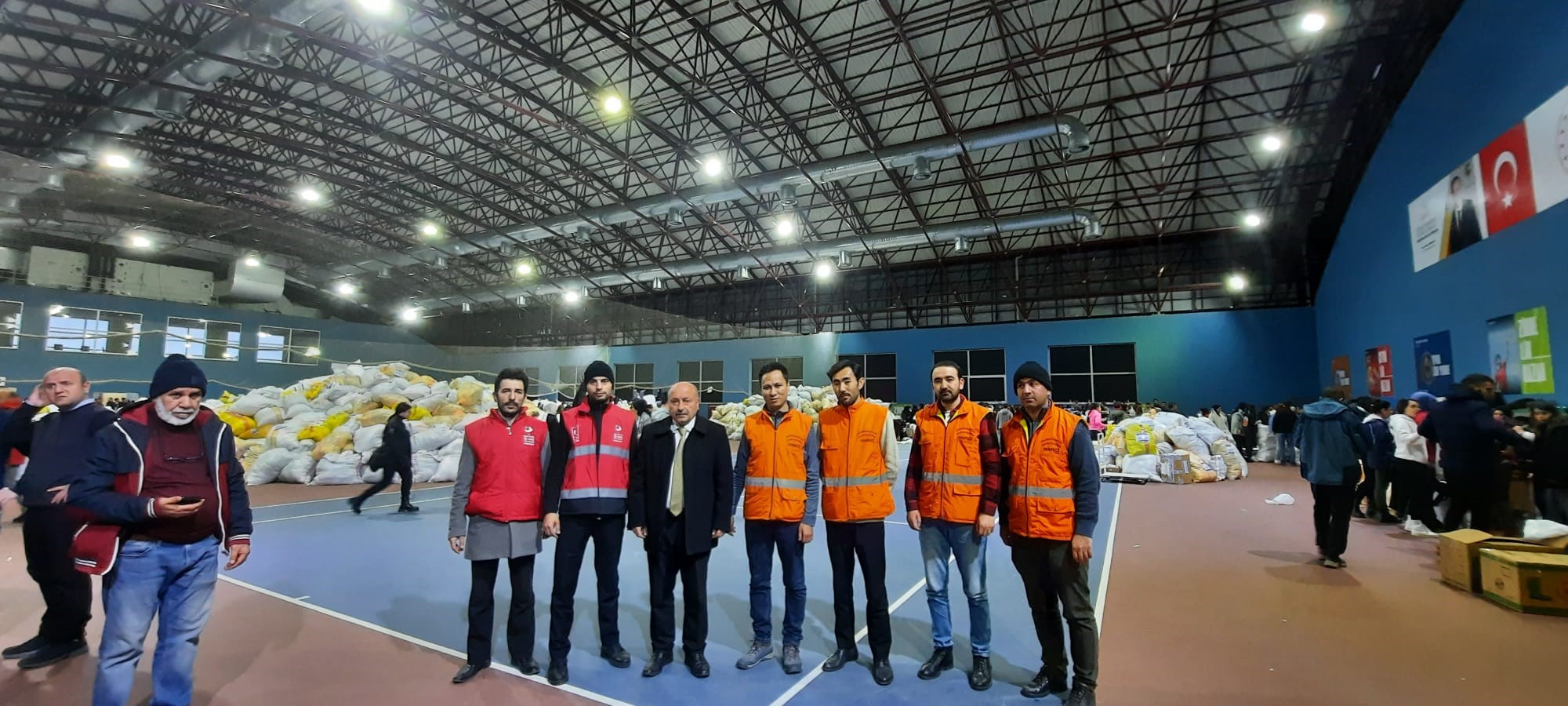 Afganlı sığınmacılar gece gündüz depremzedelere yardım için uğraş veriyor