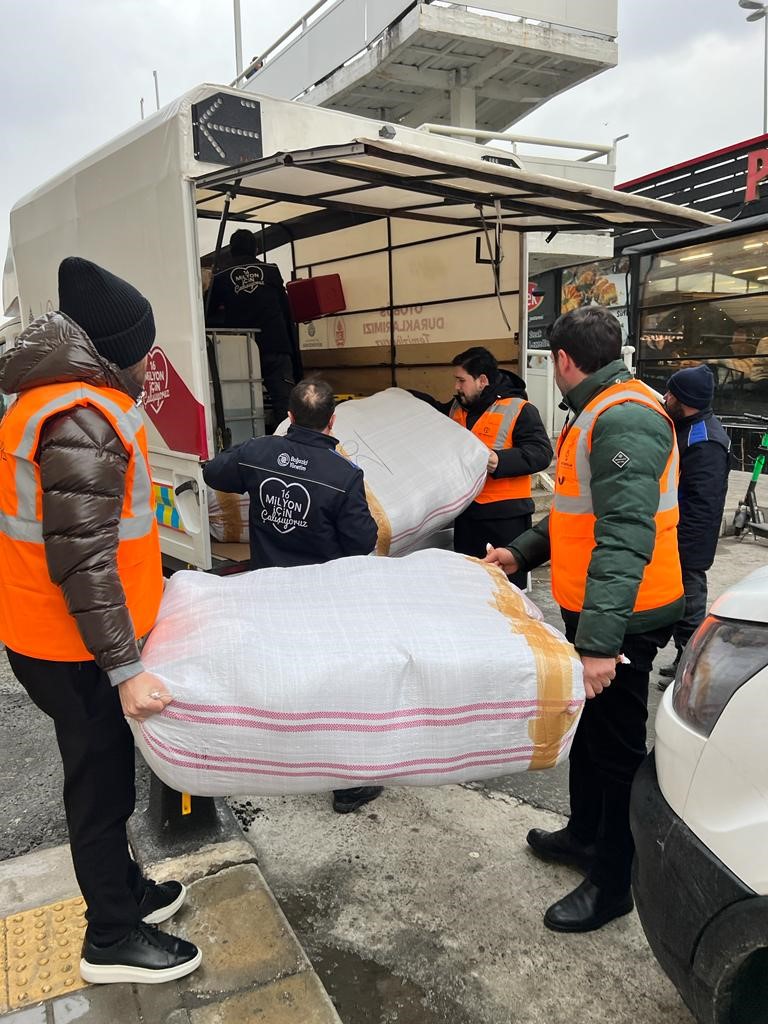 Trabzonlu gençler depremzedeler için harekete geçti!