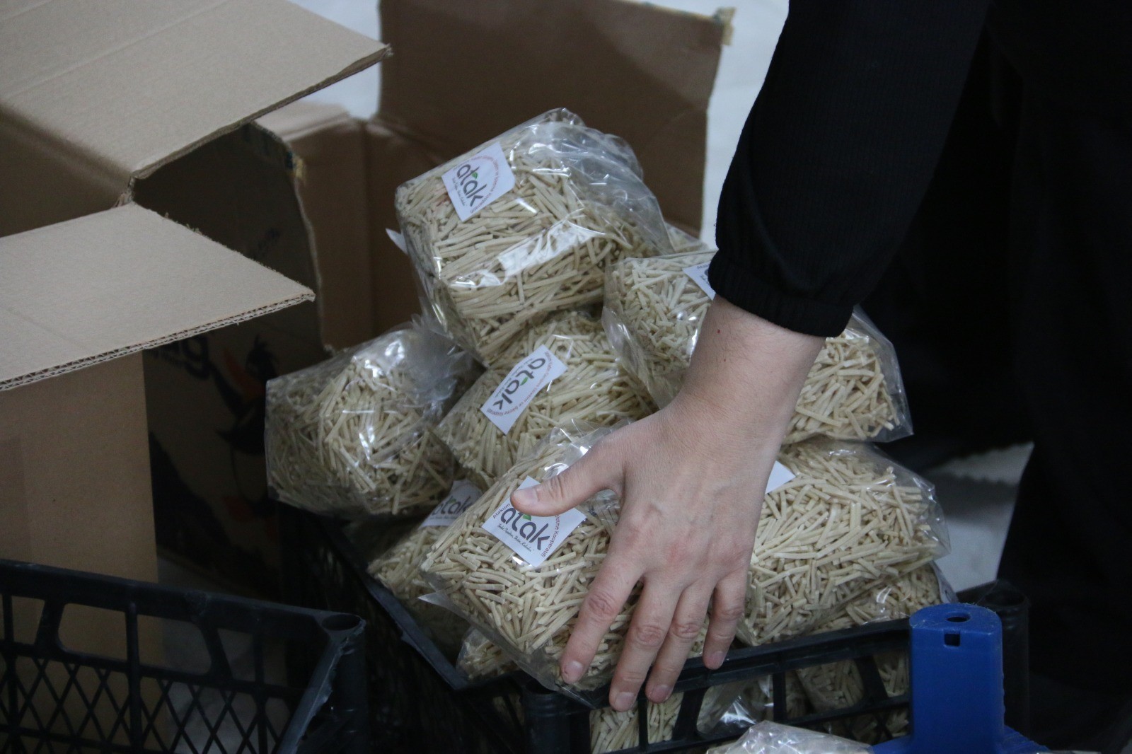 Samsun'da kadınlardan depremzedelere 500 kilo erişte 