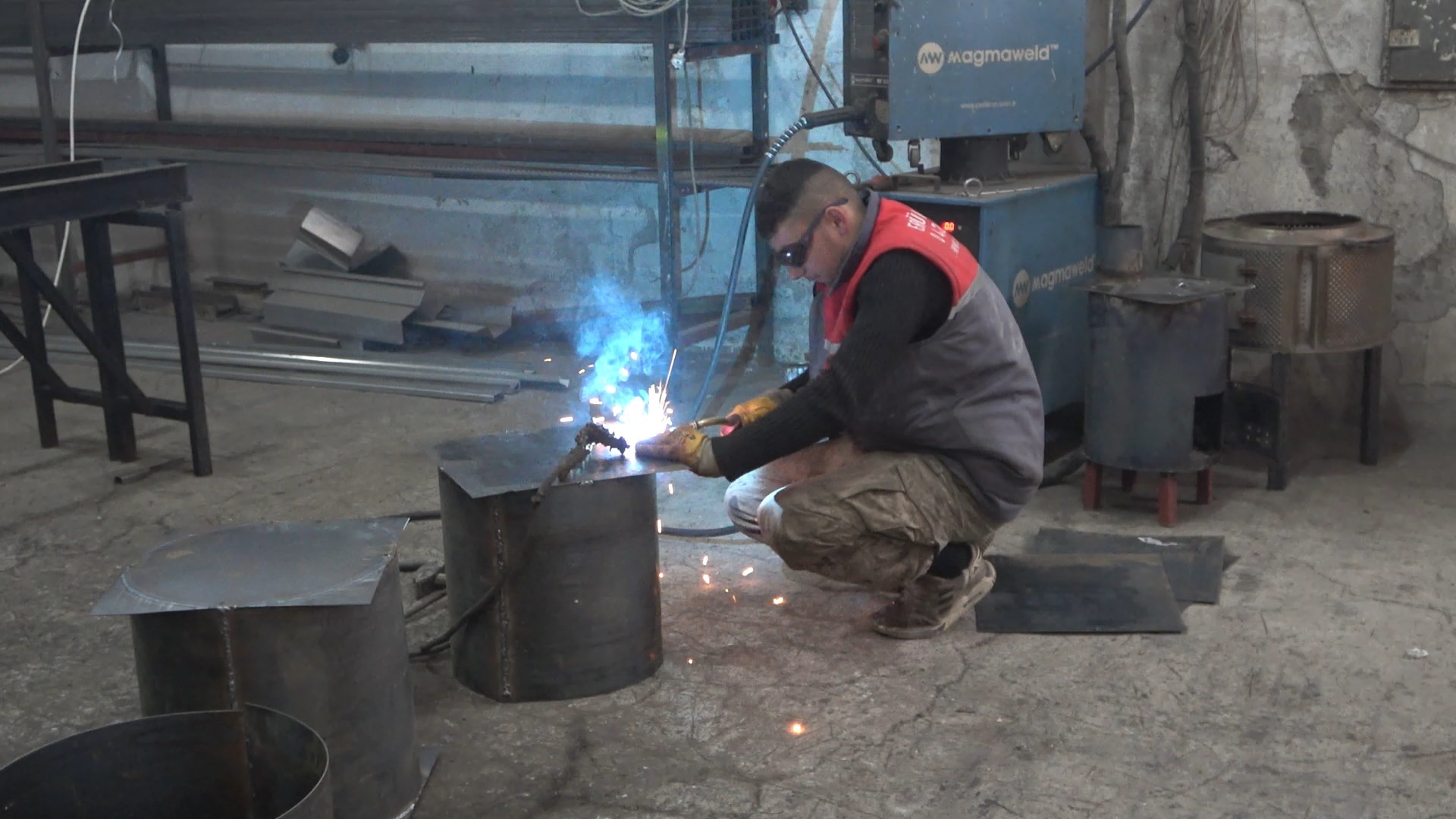 Gümüşhane’de sanayi esnafı depremzedeler için soba üretmeye başladı