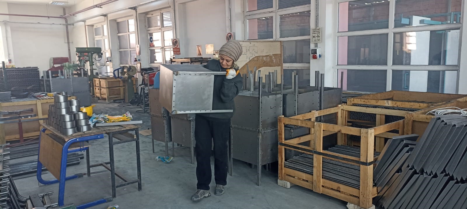 Samsun'daki liseden depremzedeler için seyyar tuvalet ve soba