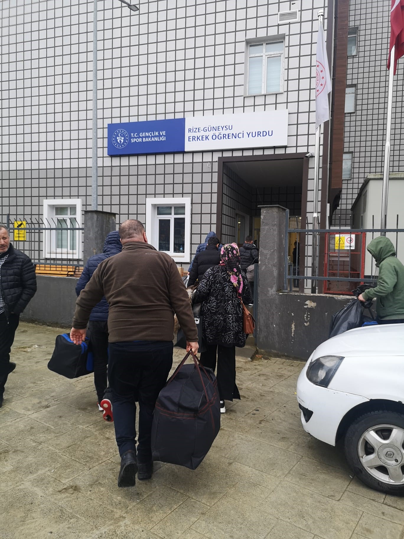 Rize'de depremzedeler yurtlara yerleştiriliyor