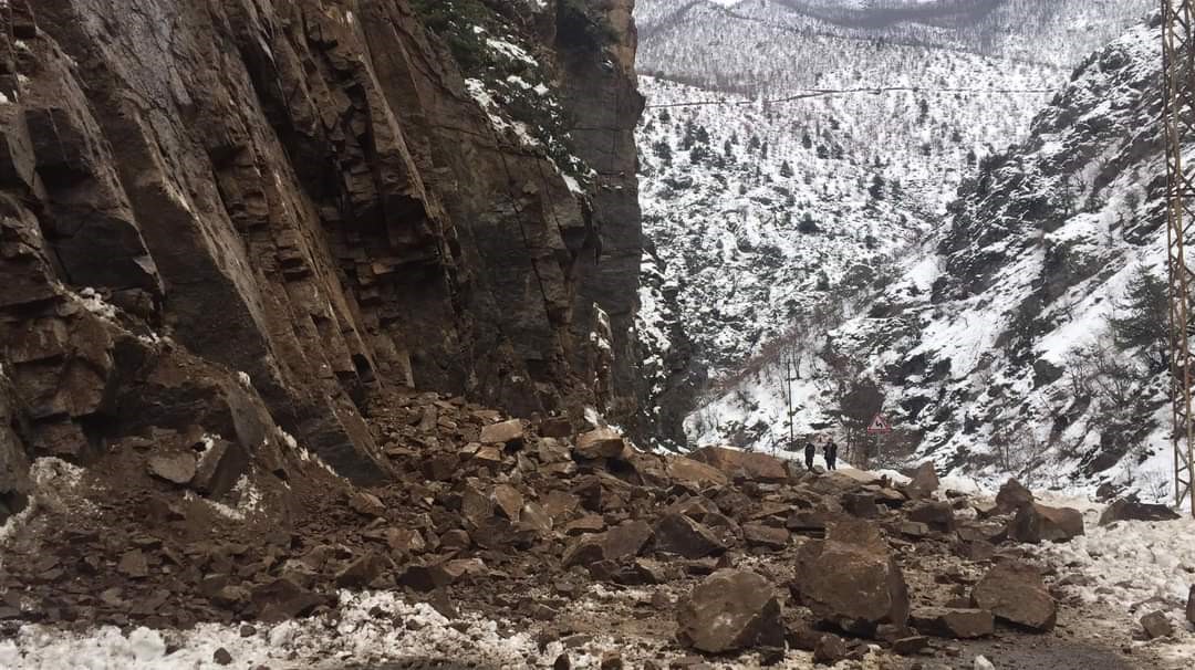 Artvin'de yamaçtan kopan kayalar karayoluna düştü!