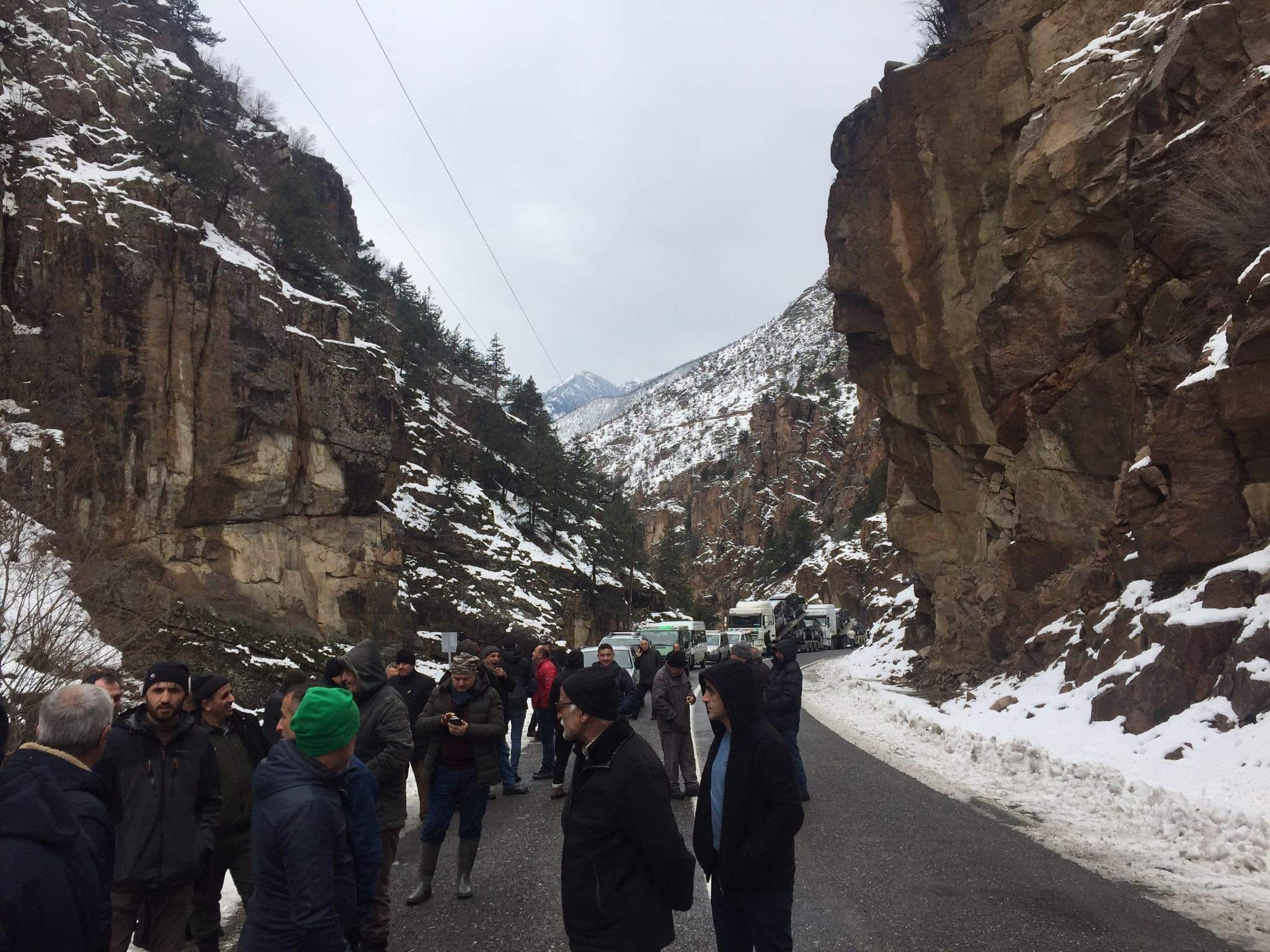 Artvin'de yamaçtan kopan kayalar karayoluna düştü!