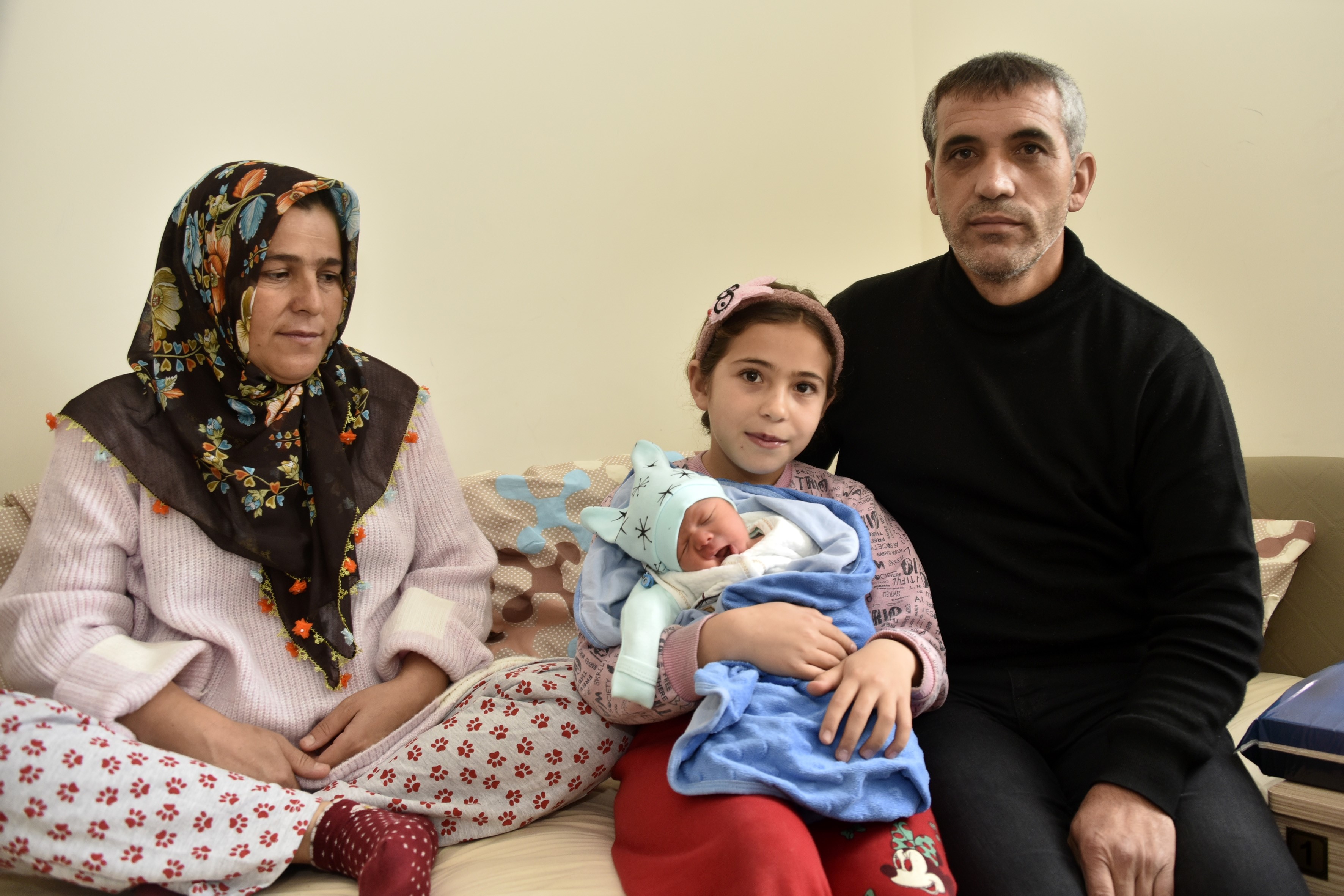 Gümüşhane'de babasının askerlik yaptığı şehirde depremzede olarak dünyaya geldi