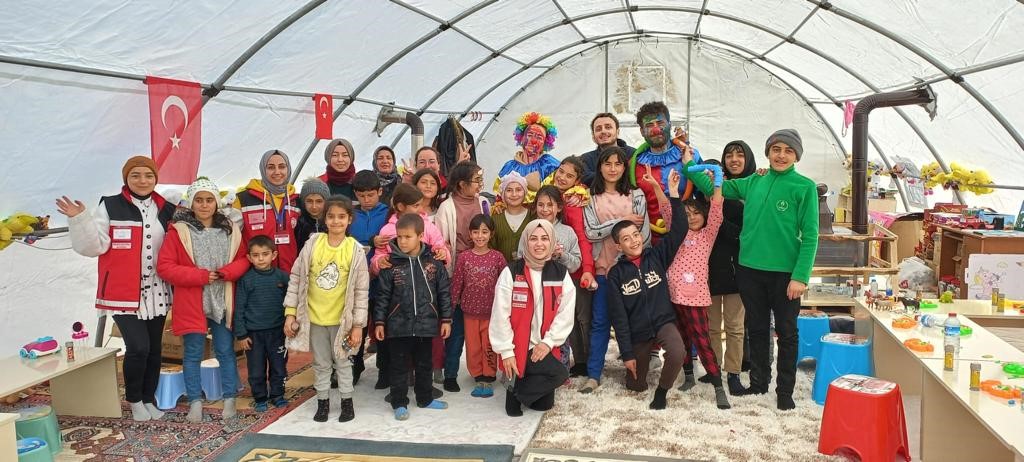 Trabzon’dan giden gönüllüler depremzede çocuklara moral oluyor!