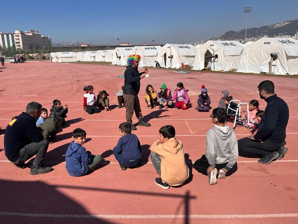 Trabzon’dan giden gönüllüler depremzede çocuklara moral oluyor!