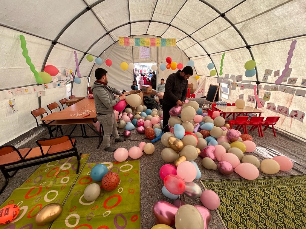 Trabzon’dan giden gönüllüler depremzede çocuklara moral oluyor!