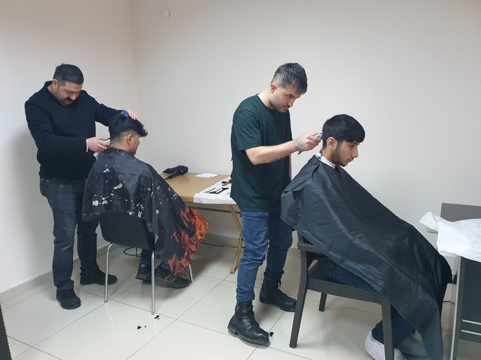 Giresun’da berber ve kuaförler depremzedelere ücretsiz hizmet veriyor