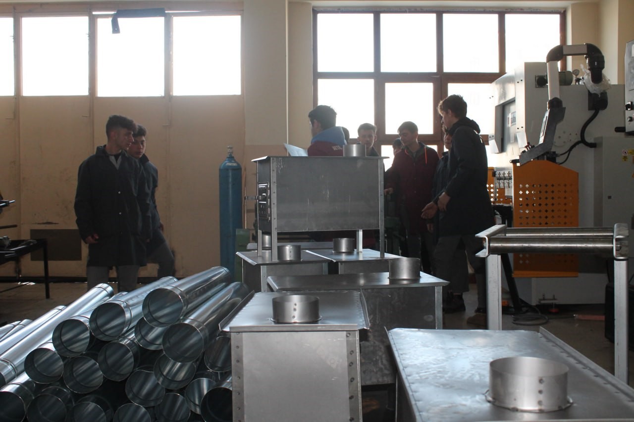 Bayburt'ta öğrenciler depremzedeler için soba üretmeye devam ediyor