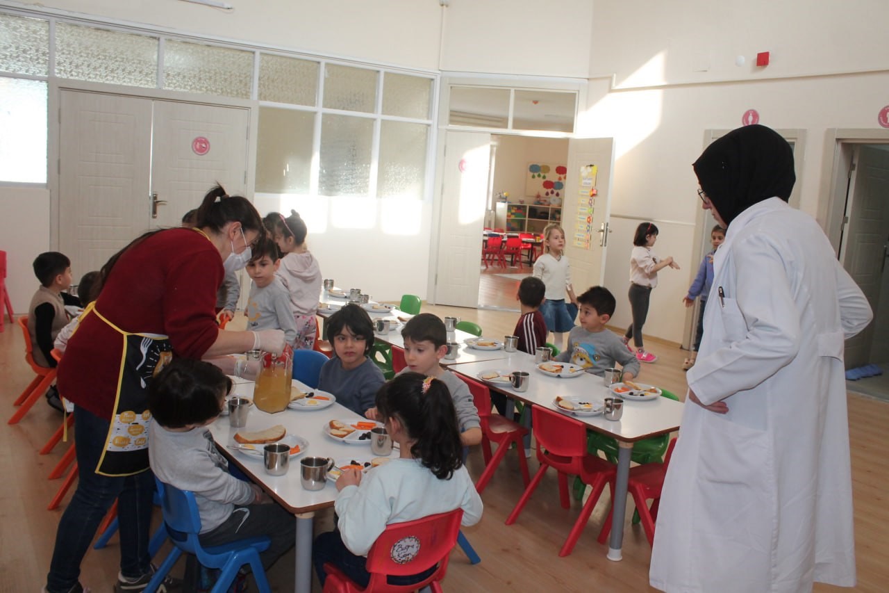 Bayburt'ta minikler ücretsiz yemekle buluştu