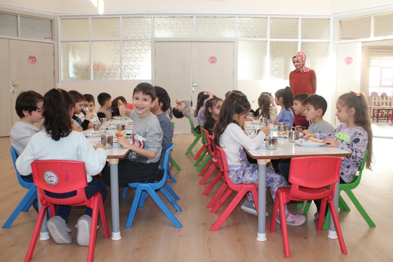 Bayburt'ta minikler ücretsiz yemekle buluştu