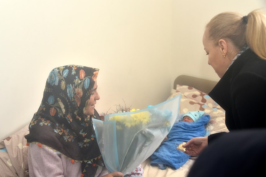 Gümüşhane'de babasının askerlik yaptığı şehirde depremzede olarak dünyaya geldi