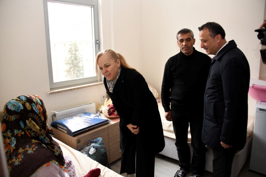 Gümüşhane'de babasının askerlik yaptığı şehirde depremzede olarak dünyaya geldi