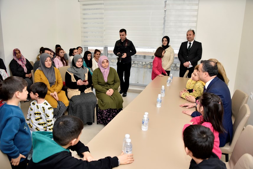 Gümüşhane'de babasının askerlik yaptığı şehirde depremzede olarak dünyaya geldi
