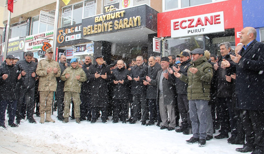 Bayburt'ta 10 yaşındaki çocuk, biriktirdiği parasıyla aldığı altını Kahramanmaraş'a bağışladı