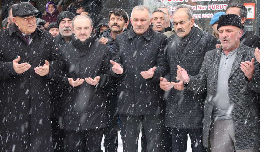 Bayburt'ta 10 yaşındaki çocuk, biriktirdiği parasıyla aldığı altını Kahramanmaraş'a bağışladı
