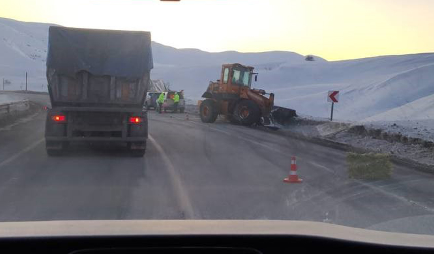 Bayburt'ta saman yüklü kamyon devrildi