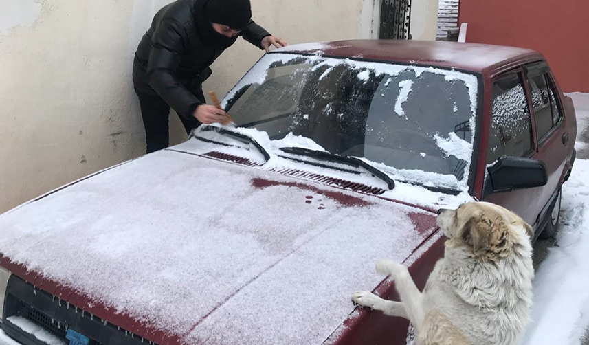 Bayburt'ta yağan kar şehri beyaza bürüdü