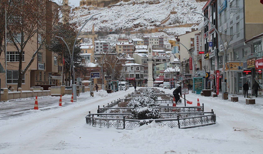 Bayburt'ta yağan kar şehri beyaza bürüdü