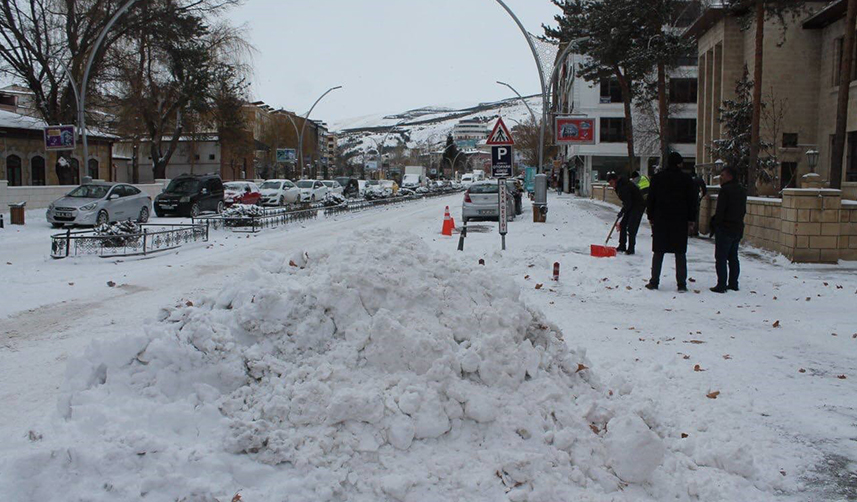 Bayburt'ta yağan kar şehri beyaza bürüdü