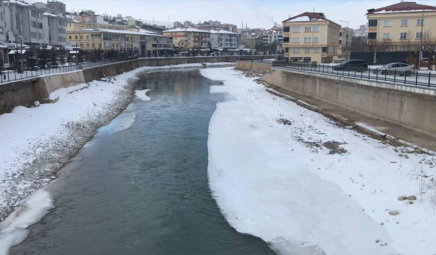 Bayburt'ta yağan kar şehri beyaza bürüdü