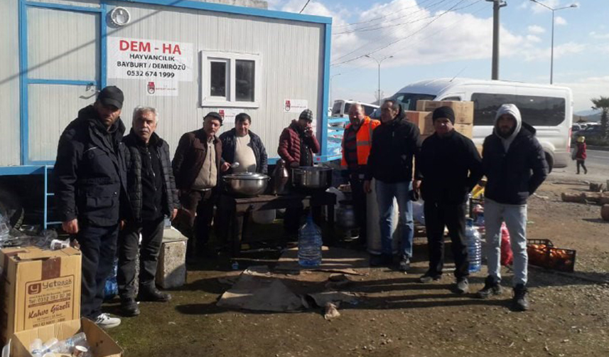 Bayburt'tan depremzedeler için yola çıkan araç Gaziantep'e ulaştı