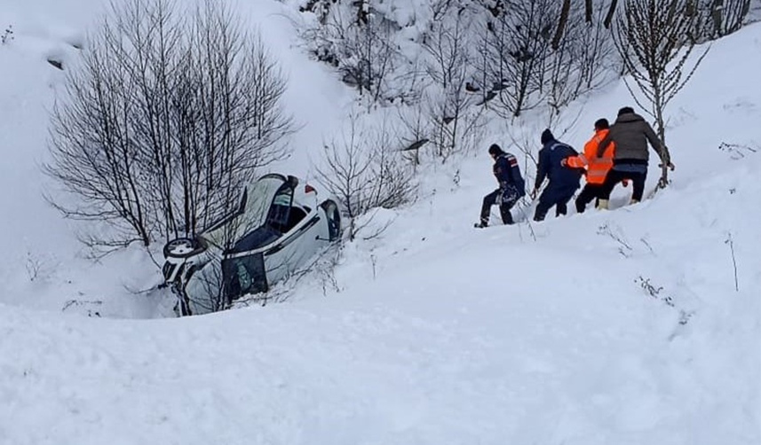 Deprem bölgesinden dönen gönüllüler yolda kaza yaptı! 4 yaralı