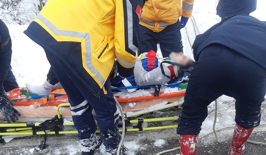 Deprem bölgesinden dönen gönüllüler yolda kaza yaptı! 4 yaralı