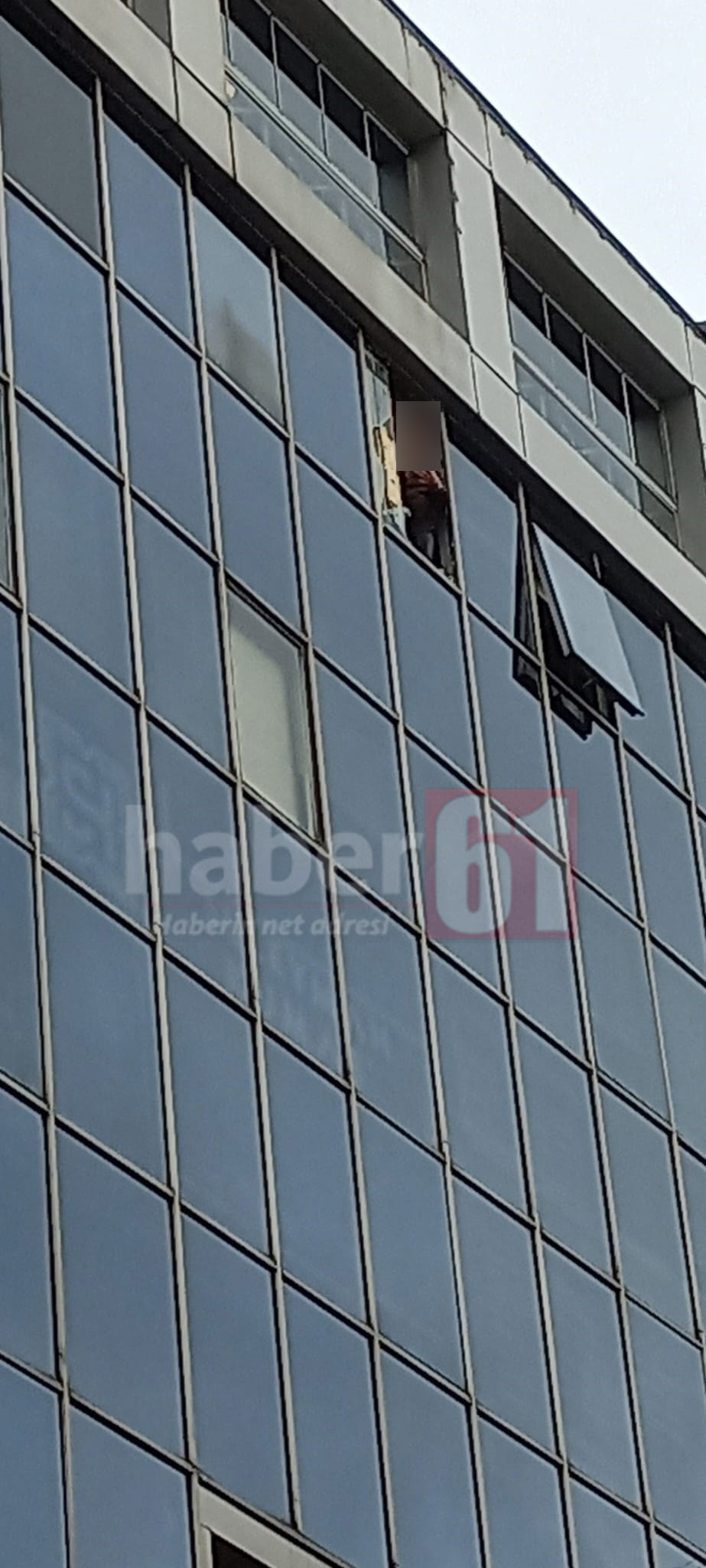 Trabzon’da iş merkezinin etrafı şeritle kapatıldı