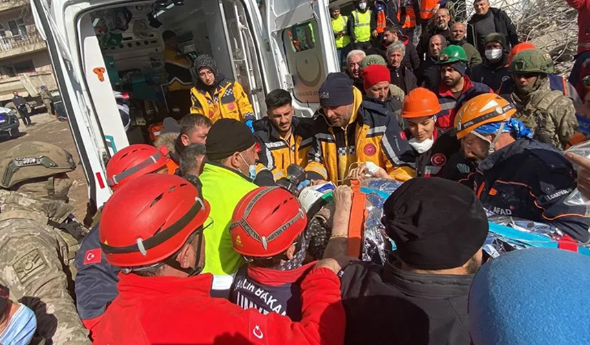 Depremden-227-saat-sonra-enkaz-altından-bir-kişi-daha-kurtarıldı