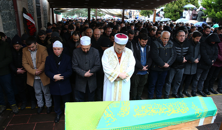 Depremlerde-hayatını-kaybeden-5-kişinin-cenazesi-defnedildi