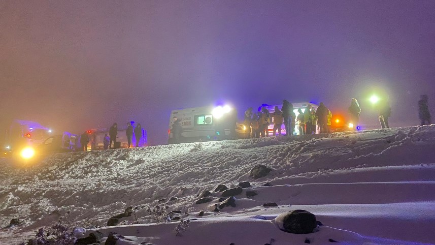 Diyarbakır'da feci kaza! Yolcu otobüsü devrildi!