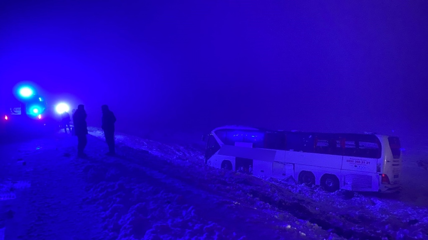 Diyarbakır'da feci kaza! Yolcu otobüsü devrildi!