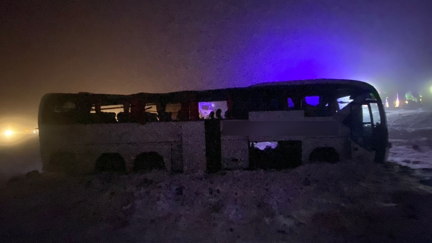 Diyarbakır'da feci kaza! Yolcu otobüsü devrildi!