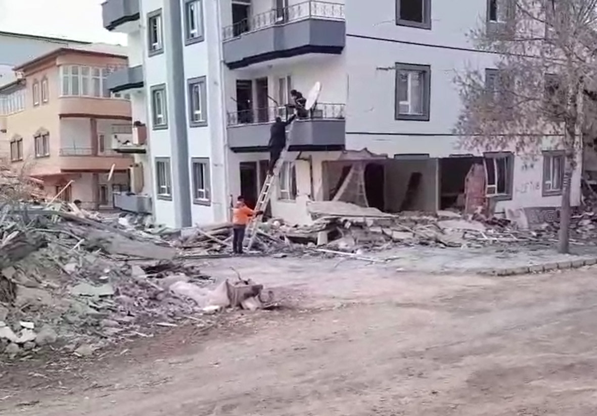 Elbistan’da eşya kurtarma telaşı Haber61 kameralarına yansıdı!