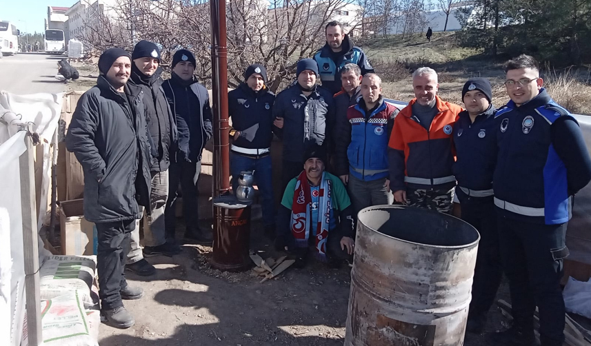 Başkan Zorluoğlu'ndan fanatik depremzedeye Trabzonspor forması