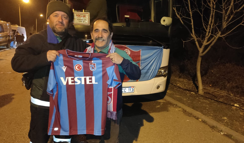 Başkan Zorluoğlu'ndan fanatik depremzedeye Trabzonspor forması