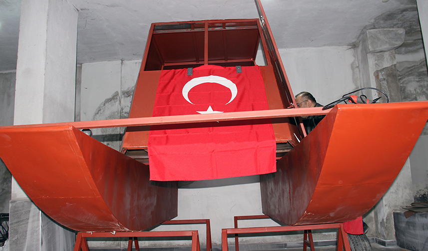 Giresun'da bir kişi karada ve denizde gidebilen arama kurtarma aracı yapıyor