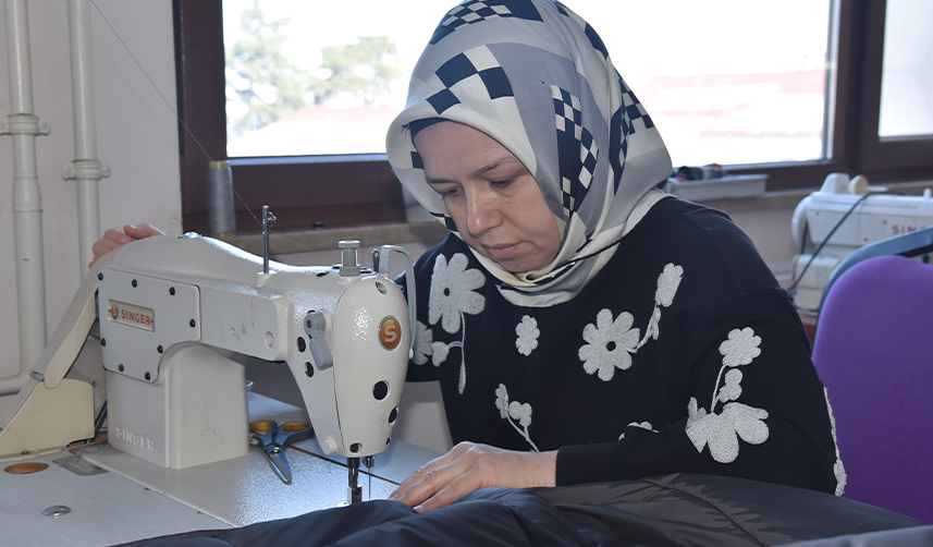 Giresun'da-usta-öğreticiler-depremzedelere-uyku-tulumu-dikiyor