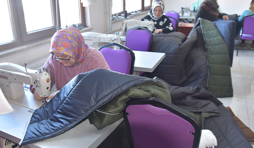 Giresun'da-usta-öğreticiler-depremzedelere-uyku-tulumu-dikiyor