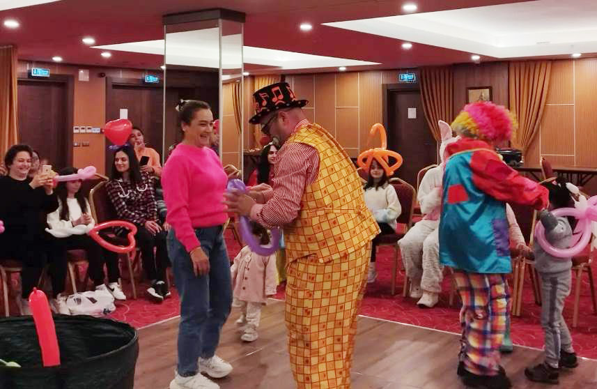 Trabzon gönüllü sanat grubu depremzedeler için çalışıyor