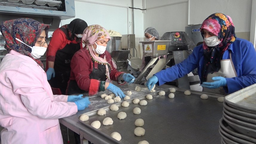Gümüşhane'de okullar depremzedeler için ekmek üretim merkezi oldu!