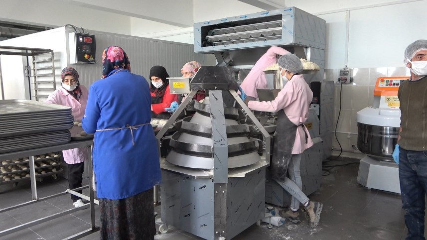 Gümüşhane'de okullar depremzedeler için ekmek üretim merkezi oldu!