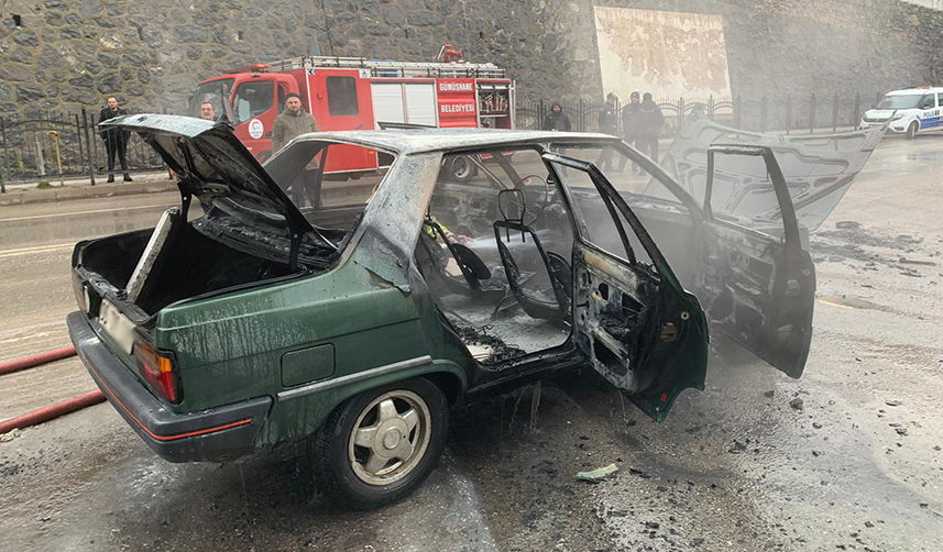 Gümüşhane'de park halindeki araç bir anda alev aldı