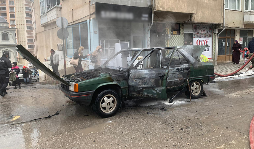 Gümüşhane'de park halindeki araç bir anda alev aldı