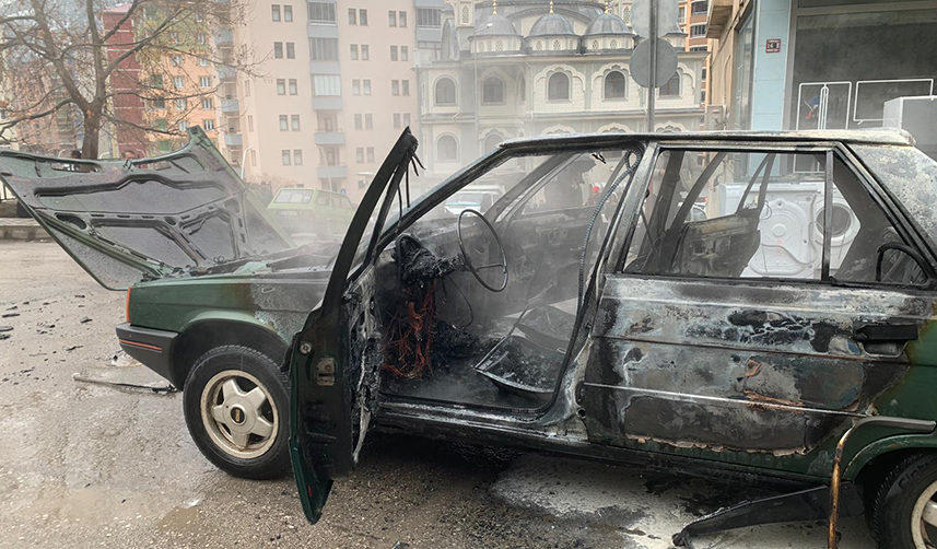 Gümüşhane'de park halindeki araç bir anda alev aldı