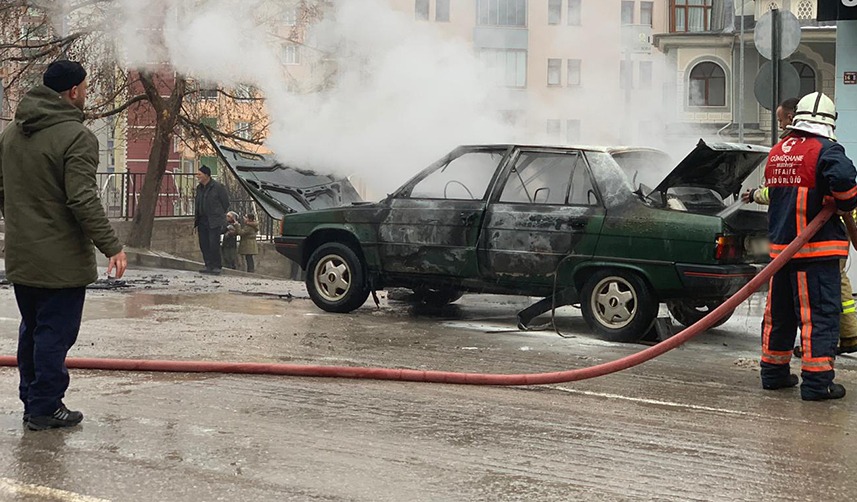 Gümüşhane'de park halindeki araç bir anda alev aldı
