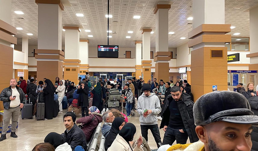 Trabzon Havalimanında ilginç anlar! Rötar yapan uçağı horon oynayarak beklediler