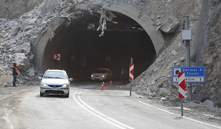 Heyelan-nedeniyle-kapanan-Artvin-Erzurum-karayolu-trafiğe-açıldı